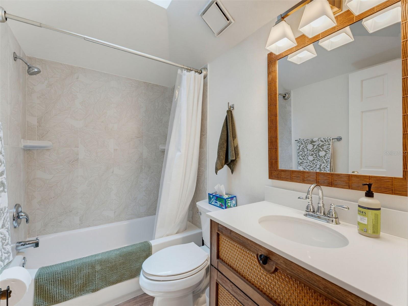 LAUREL OAKS AT COUNTRY WOODS CONDO - Residential