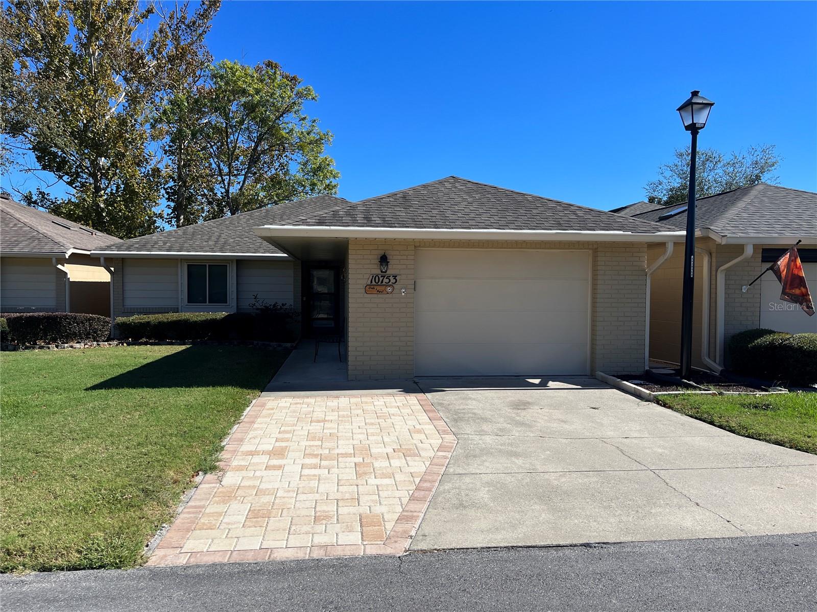 55+ COMMUNITY - IN TOWN OF BELLEVIEW.  GATED. 2 BEDROOM, 2 BATH PATIO HOME (FREE STANDING).  THIS UNIT HAS TILE FLOORING (INCLUDING BEDROOMS), FIREPLACE AND FAMILY ROOM.  KITCHEN HAS BEEN REMODELED WITH GRANITE  COUNTERTOPS AND UPDATED APPLIANCES (2021 +/-) AIR/HEAT UNIT REPLACED IN MAY, 2023. THIS UNIT IS A MUST SEE.  HOA FEE $120 MONTH WHICH INCLUDES BASIC CABLE AND GARBAGE.  ON CITY WATER AND CITY SEWER.  LOCATED NORTH OF THE VILLAGES AND WITHIN DRIVING DISTRANCE TO MANY CHAMPIONSHIP GOLF COURSES.  5 MINUTES FROM THE GREENWAY TRAILS.