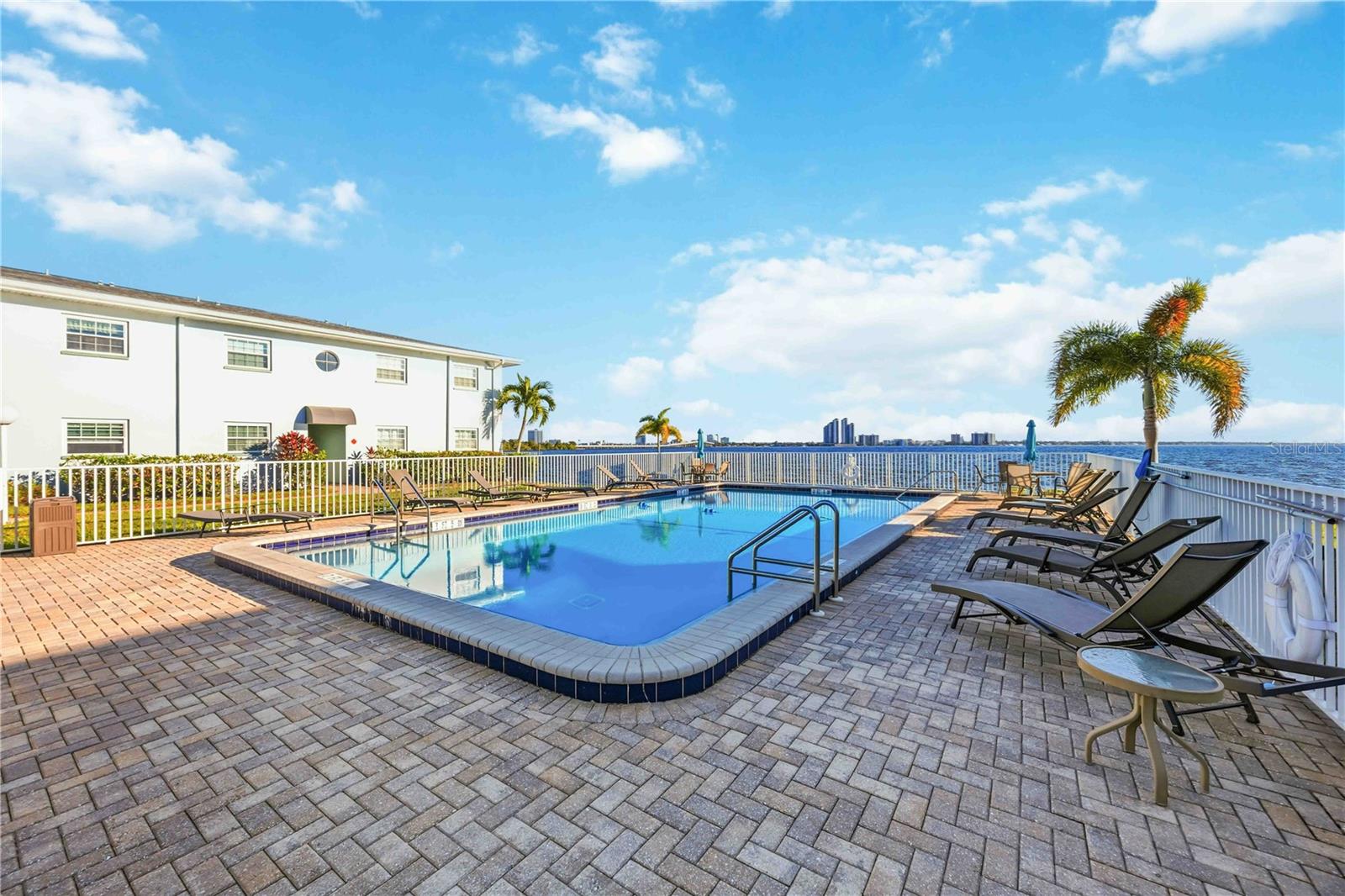PALMS/WATERS EDGE - Residential