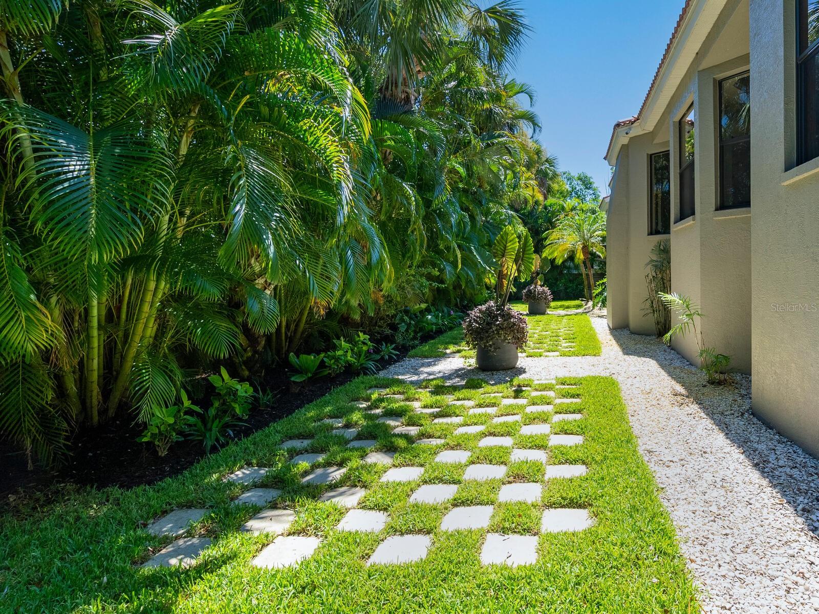 PARADISE SHORES - Residential