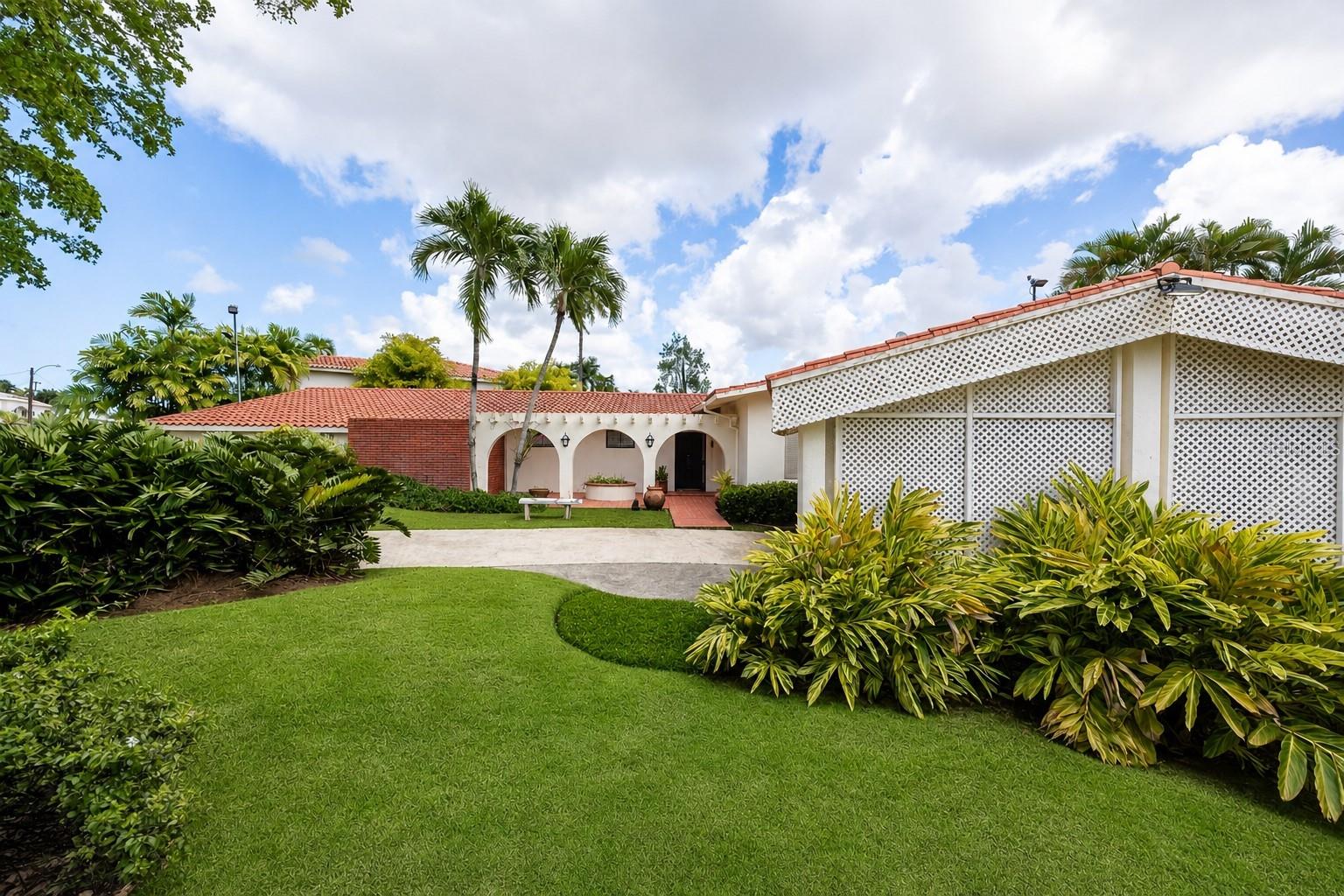 Located in the desirable Garden Hills Norte community in Guaynabo, this corner property sits on an approximately 1,200 square meter lot, offering a great opportunity in one of the most established residential areas of Guaynabo.

This single-story residence features a spacious layout, good bones, and unique architectural details. The library, office, and select closets showcase beautiful solid wood finishes including redwood, teak, imbuia, and oak. These are not veneers or prefabricated panels, but solid wood craftsmanship, a distinctive feature for buyers who appreciate quality materials and custom details that are rarely found in newer construction.

The property is equipped with a power generator, water cistern, and hurricane shutters, valuable features that provide functionality and peace of mind.

The corner location provides additional space, privacy, and flexibility, further enhancing the appeal of the property.

Garden Hills Norte is well known for its excellent location in Guaynabo, with easy access to Avenida Santa Ana and Road #2, allowing quick connectivity to shopping centers, supermarkets, restaurants, and the San Juan metropolitan area.

Properties with this lot size, corner location, and features in Garden Hills Norte do not come on the market often.