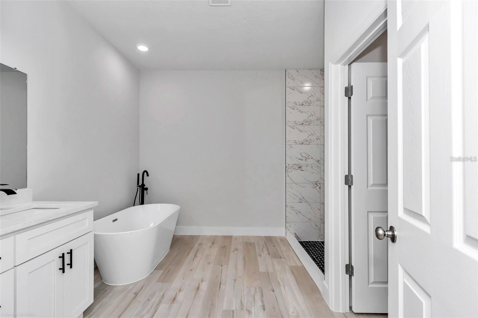 MARION OAKS UN 04 - Residential Lease