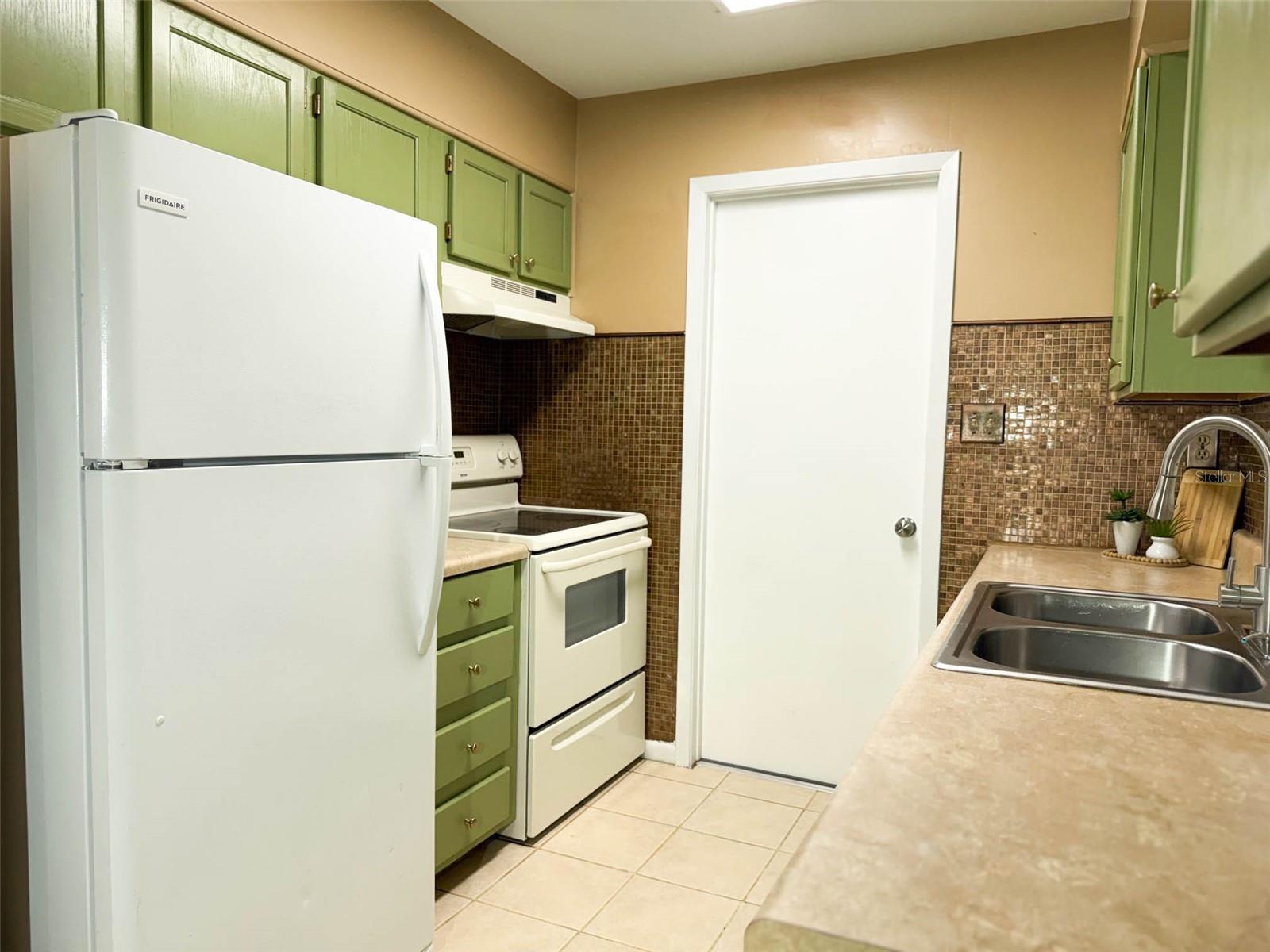 LAKE BREEZE ESTATES - Residential