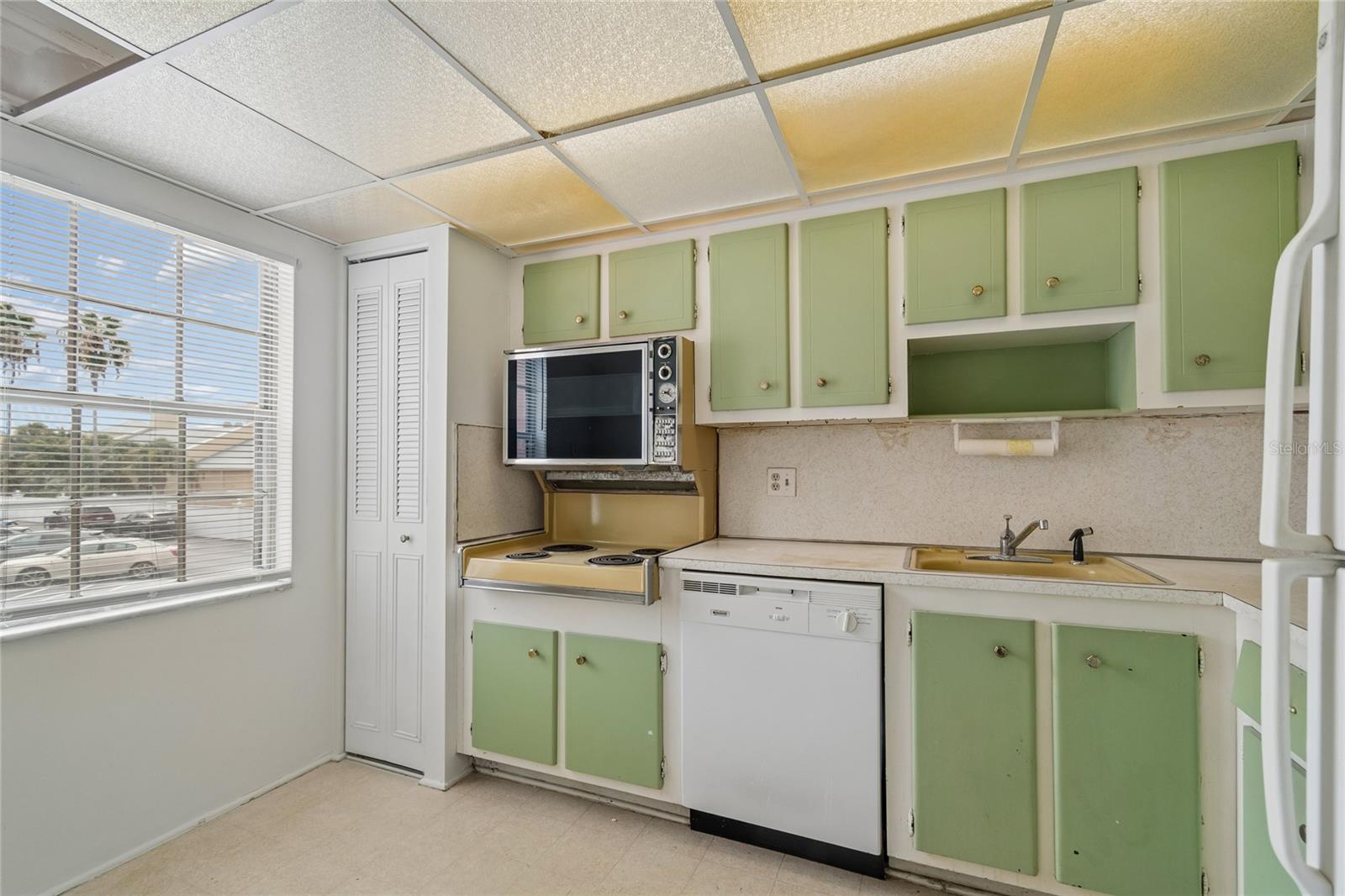 CROSSWINDS COLONY ONE CONDO - Residential
