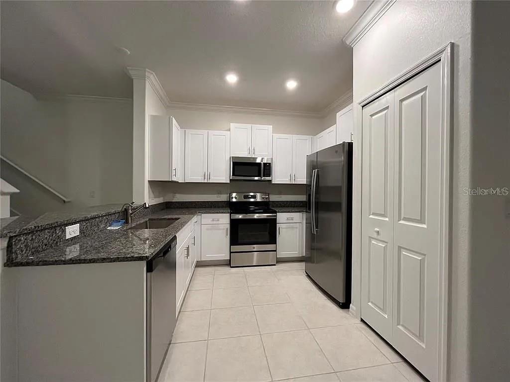 TOWNES/VERIDIAN - Residential Lease