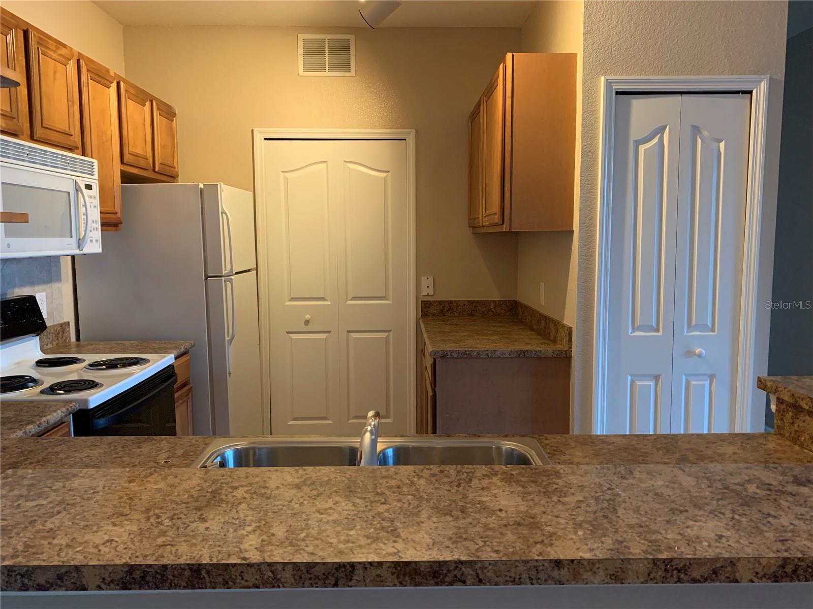 PALMS CLUB CONDO - Residential Lease