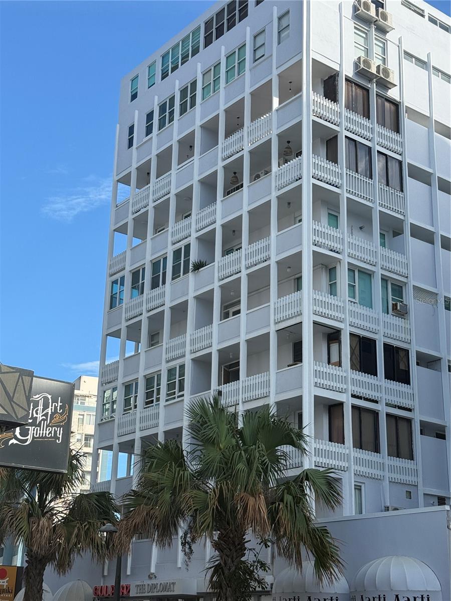 Spectacular Penthouse One-Bedroom Apartment with ocean view.  Prime Location on Ashford Ave, Condado, San Juan, PR

Enjoy this beautiful Penthouse -one-bedroom apartment located on the 7th floor, featuring a lateral ocean view. Location-location- location. The unit offers a separate bedroom plus an additional enclosed space, perfect for extra privacy or a home office. Spacious living and dining area, fully equipped kitchen, and a private balcony to relax and unwind. The building has two elevators. The condominium includes a swimming pool for residents.
Strategically located on Ashford Avenue, just steps from Walgreens, top restaurants, gyms, and the iconic La Concha Renaissance San Juan Resort. Short-term rentals allowed, making this a great investment opportunity or vacation property. This is your opportunity to have a jewel in the heart of Condado.