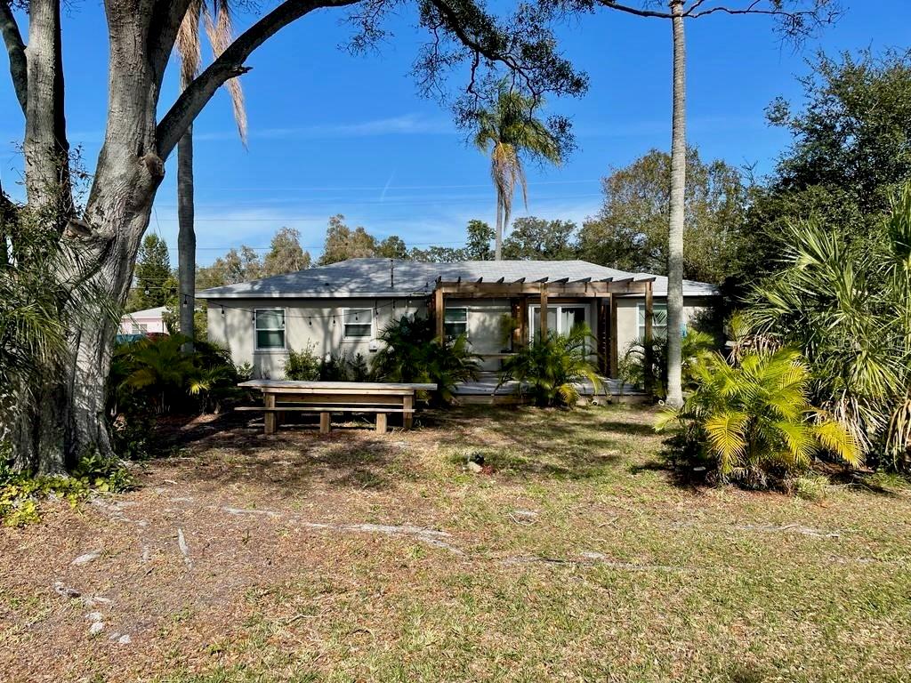 COUNTRY CLUB ESTATES - Residential Lease