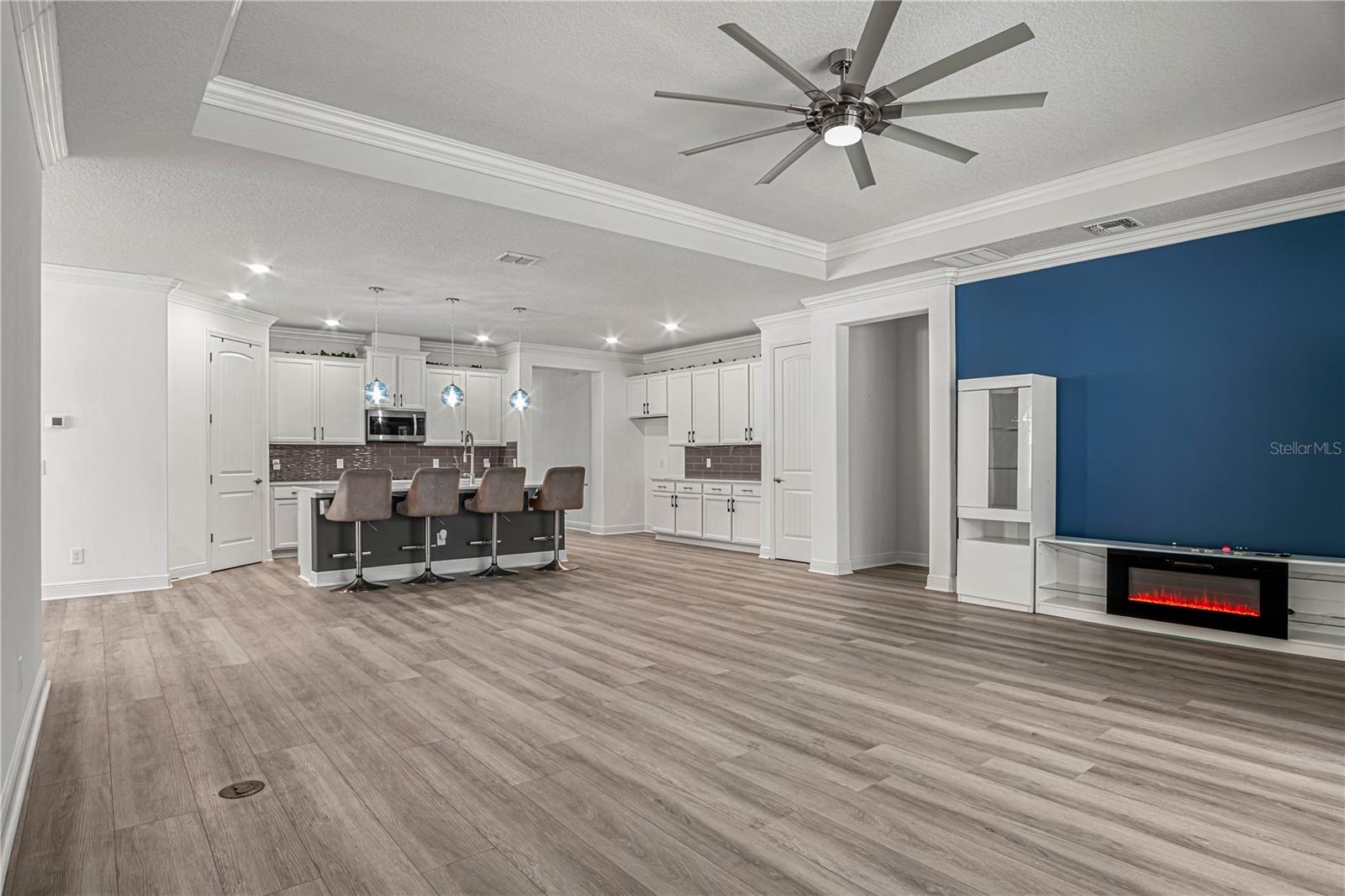 COUNTRY CLUB LAKES ESTATES - Residential
