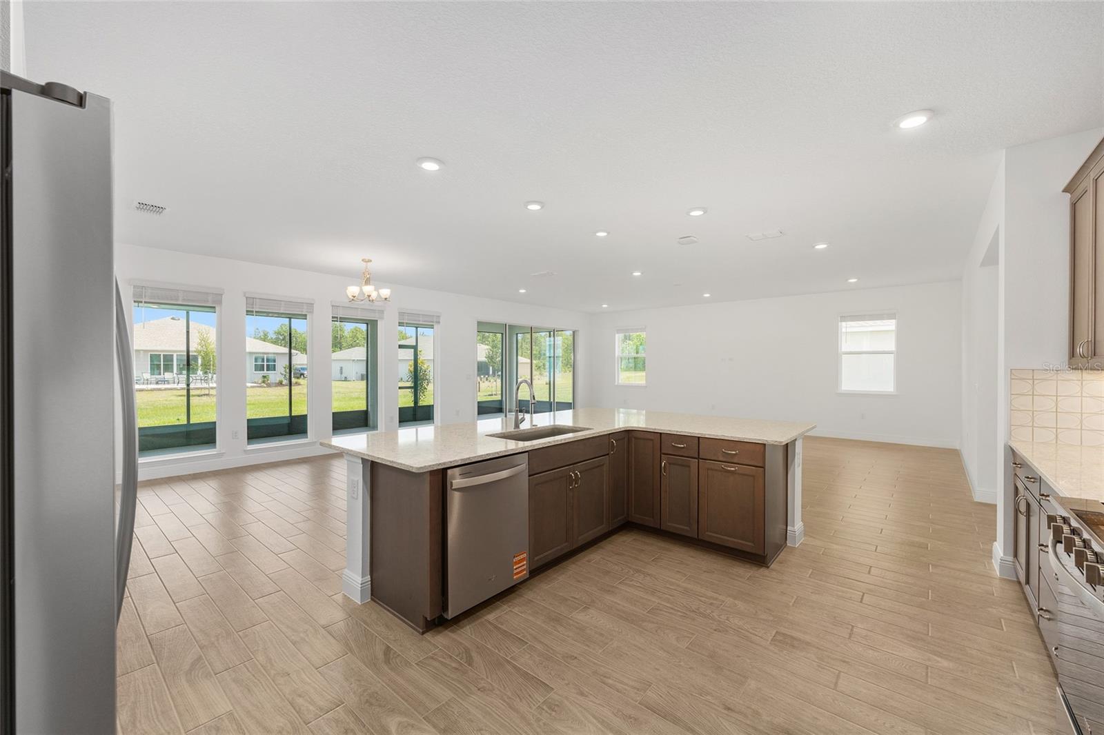 ON TOP OF THE WORLD - Residential