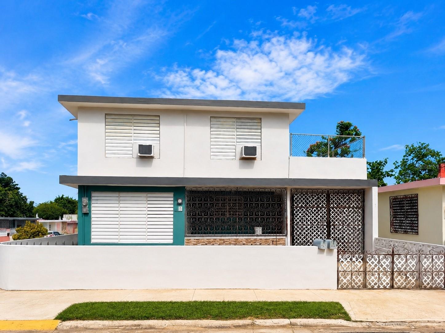 Excellent investment or owner-occupant opportunity. Two-unit multifamily property located in Santa Isidra, Fajardo. Conveniently located near schools, shopping centers, supermarkets, restaurants, hospitals, marinas, beaches, and with easy access to PR-3 and PR-194. Ideal as a primary residence with rental income potential or as an investment property. Proof of funds or a mortgage pre-qualification letter is required prior to scheduling a showing.