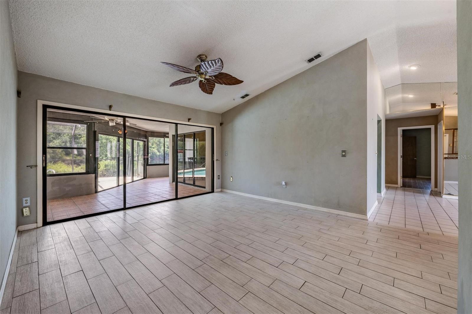 WHISPERING LAKES - Residential