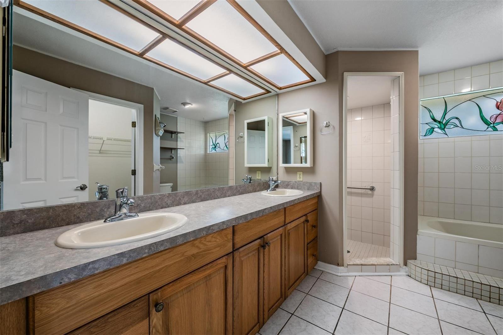WHISPERING LAKES - Residential