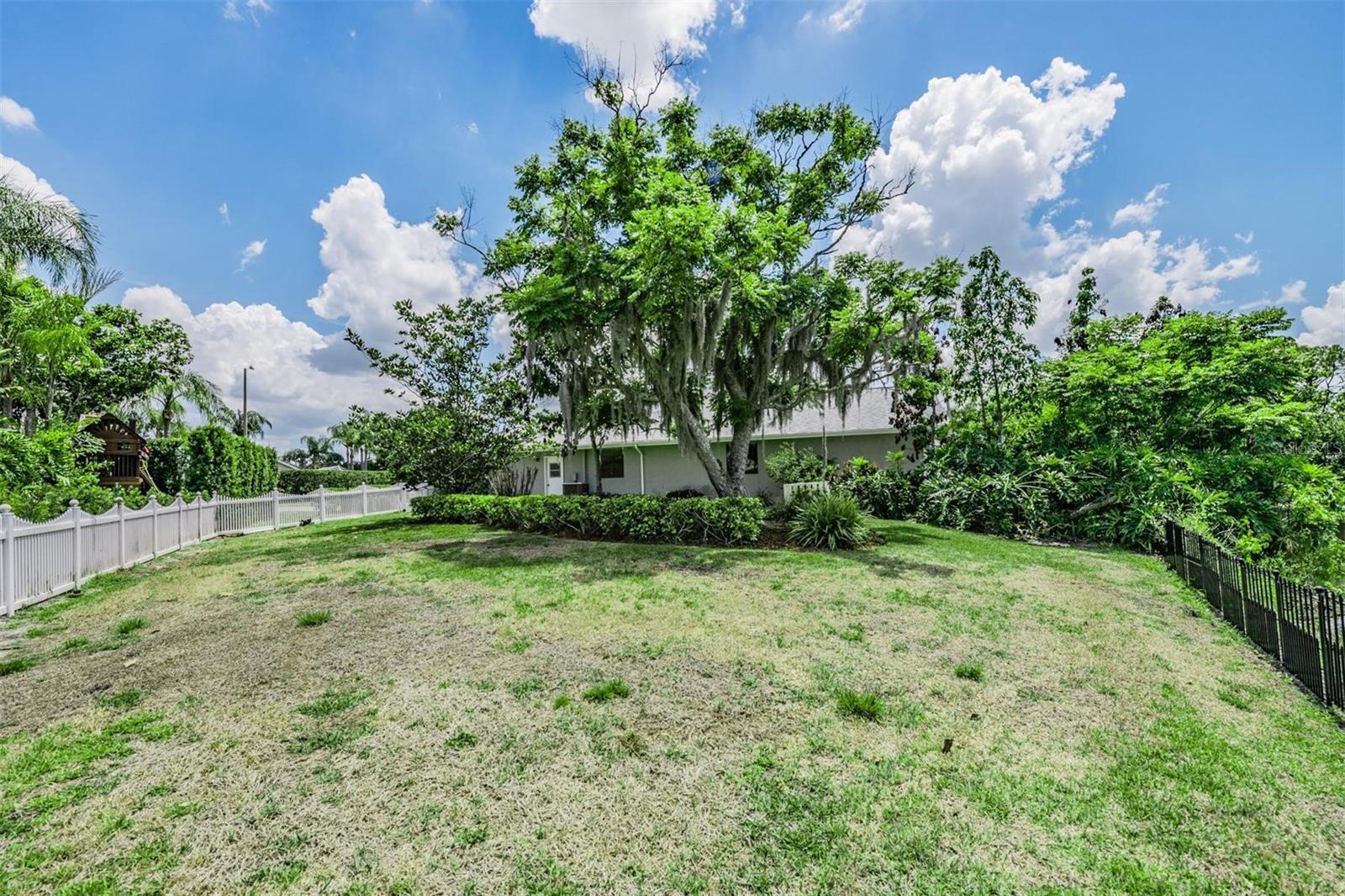 WHISPERING LAKES - Residential