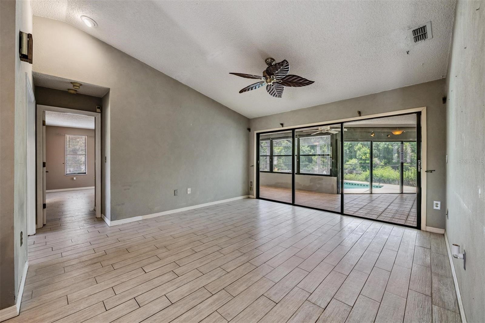 WHISPERING LAKES - Residential