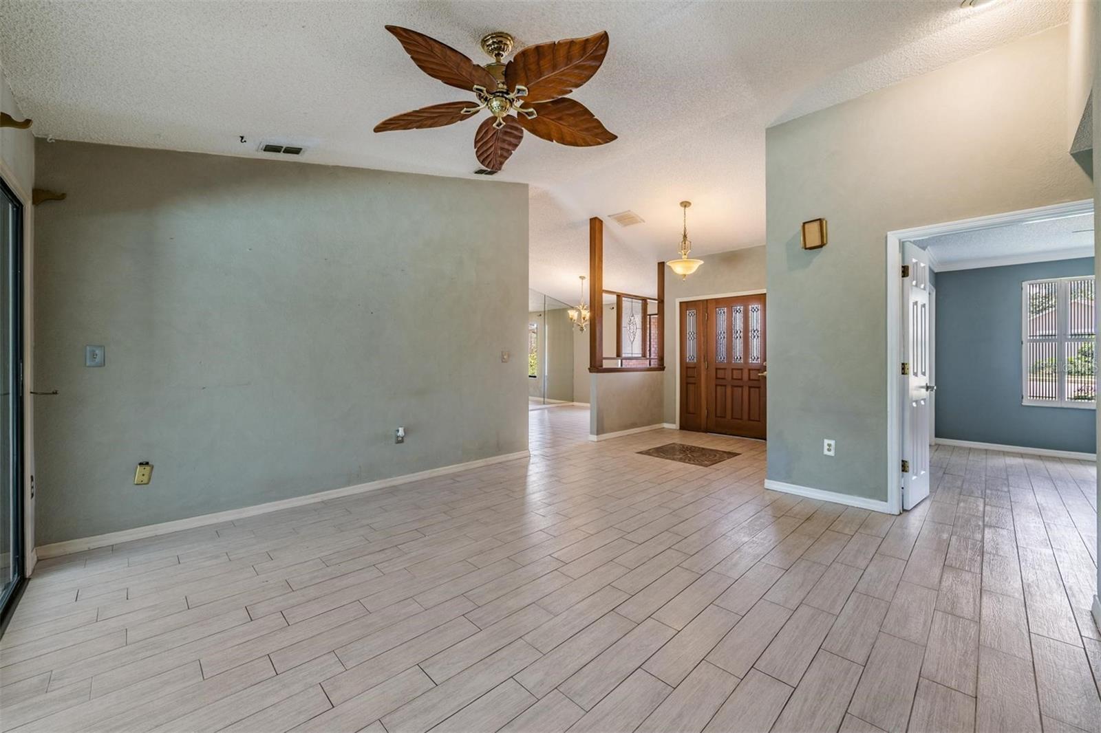 WHISPERING LAKES - Residential