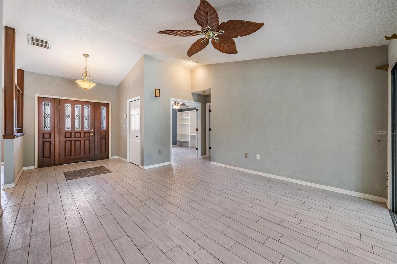 WHISPERING LAKES - Residential