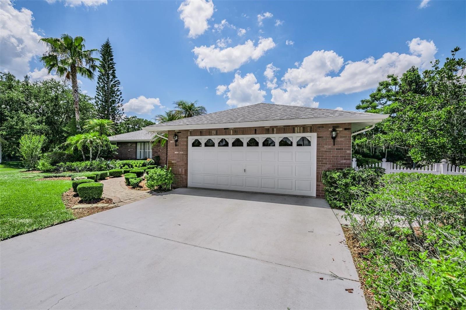 WHISPERING LAKES - Residential