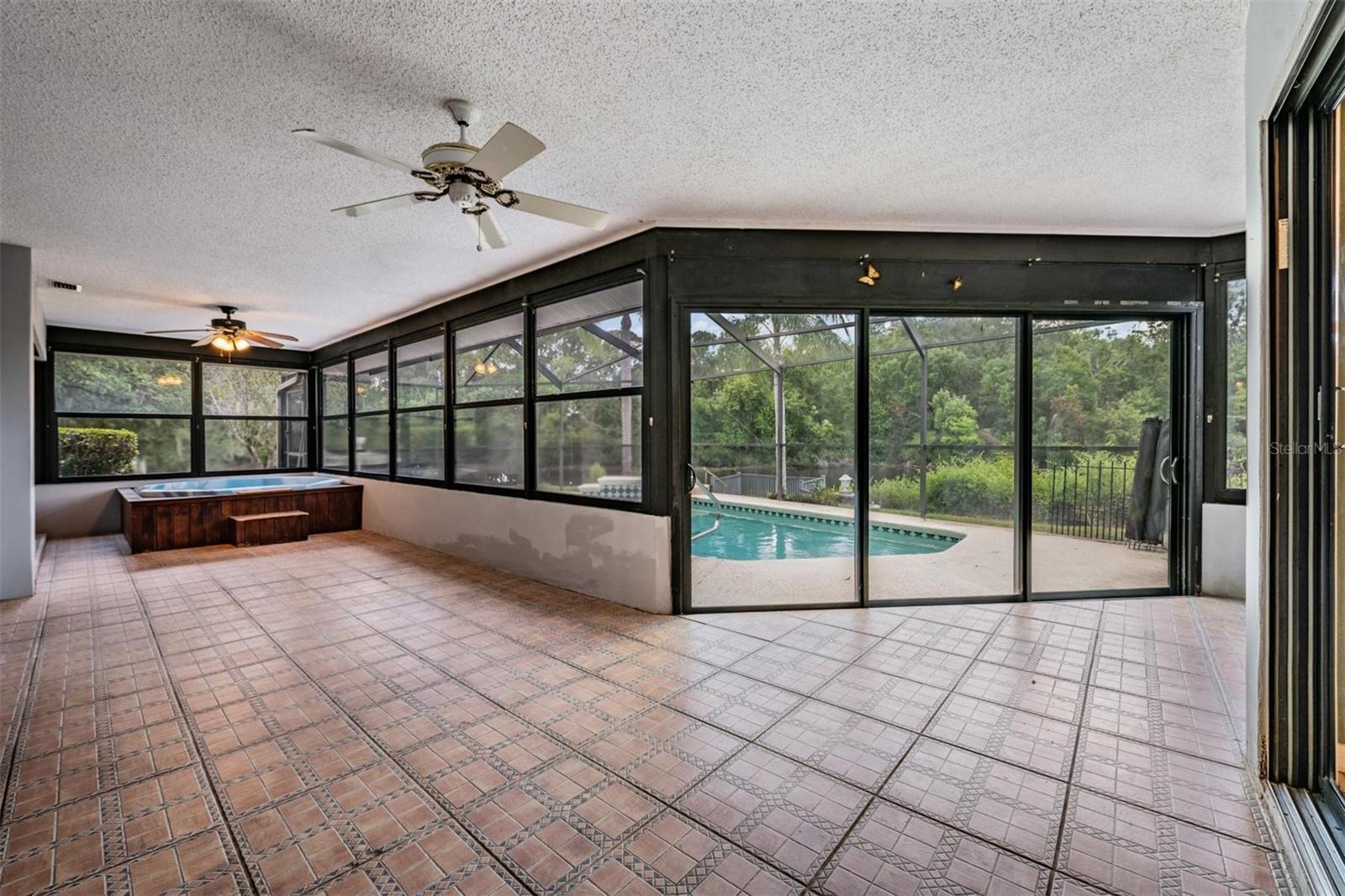 WHISPERING LAKES - Residential