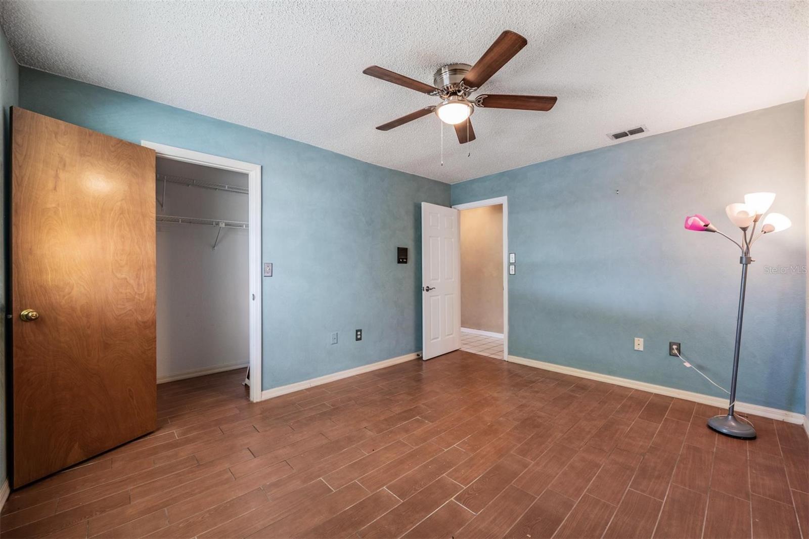 WHISPERING LAKES - Residential