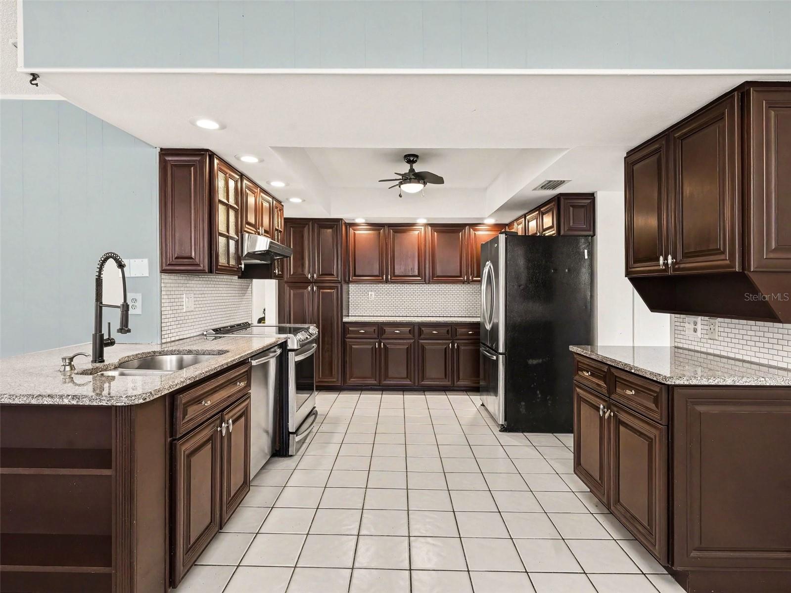 PINE LAKES - Residential