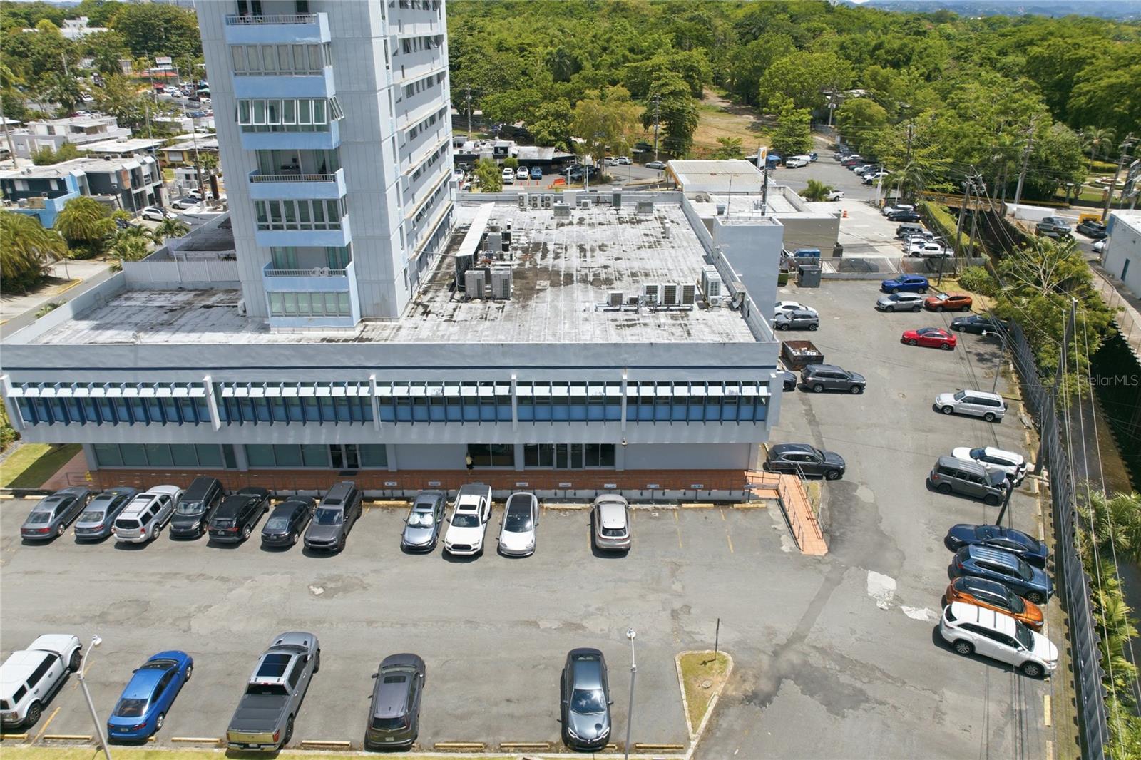 Exceptional opportunity to acquire a fully renovated commercial office building in one of Guaynabo’s most central and accessible business areas. Offering approximately 8,750 square feet on a single level, this property features more than 20 private offices, 2 fully equipped kitchens, 5 bathrooms, 19 parking spaces, a backup generator, cistern, and completely remodeled electrical and plumbing systems.

The layout is ideal for corporate offices, medical or professional services, insurance companies, call centers, educational institutions, or other business operations requiring a strategic location with functional infrastructure already in place.

This property combines prime location, upgraded systems, ample parking, and a hard-to-find single-level configuration. A strong value opportunity in one of Guaynabo’s most desirable commercial corridors.
