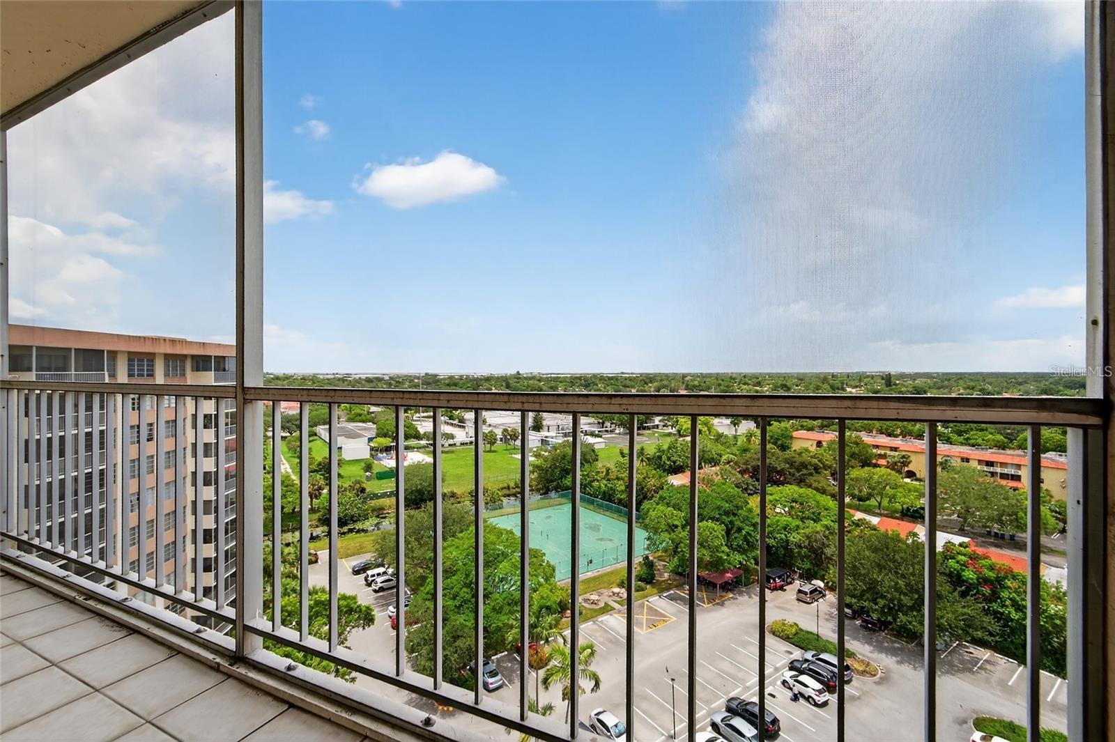 COUNTRY CLUB TOWER OF CORAL - Residential
