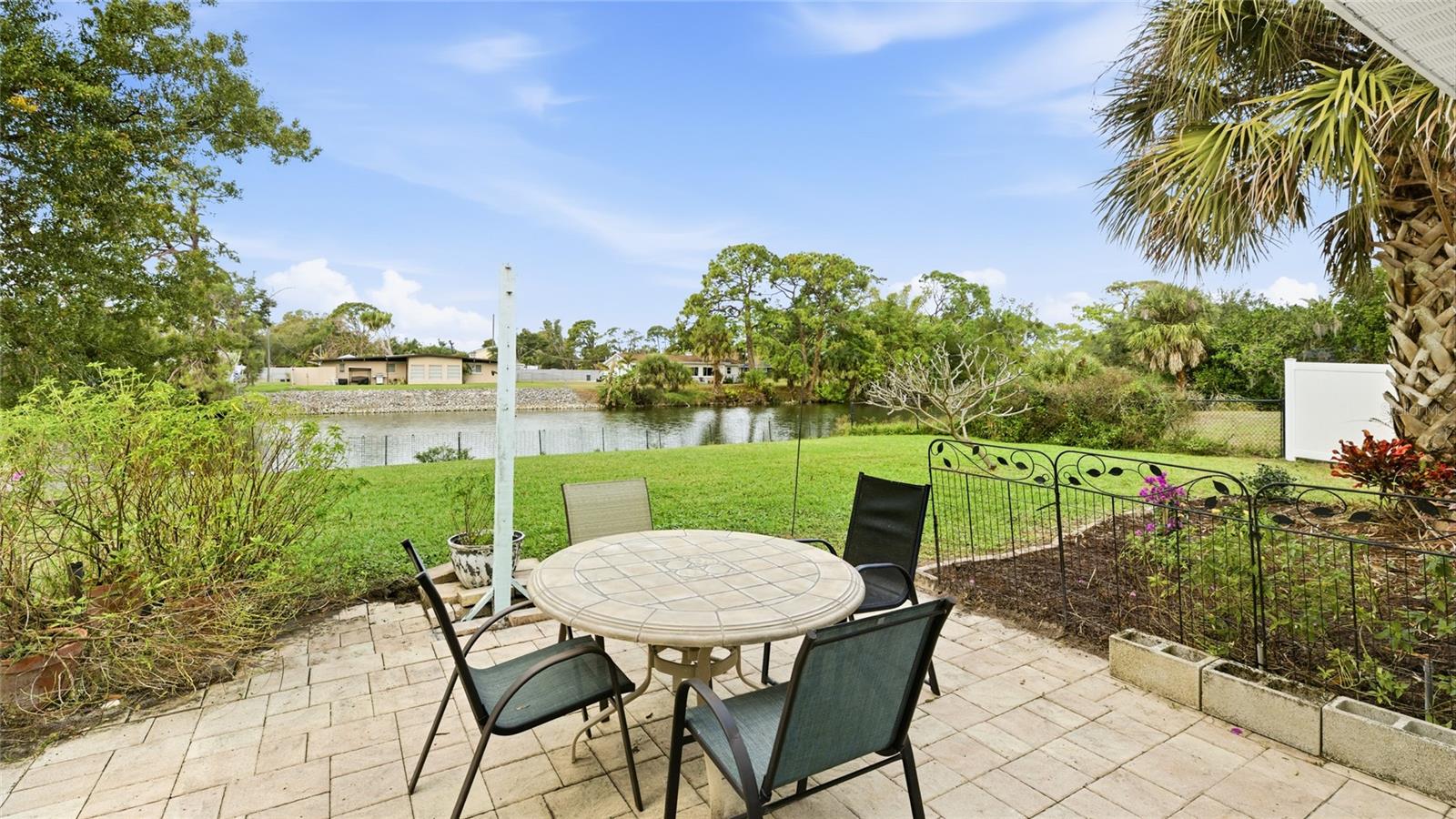 LAKE IN THE WOODS - Residential