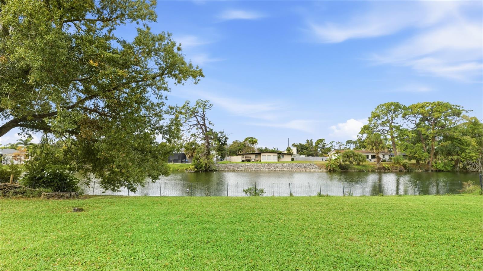 LAKE IN THE WOODS - Residential