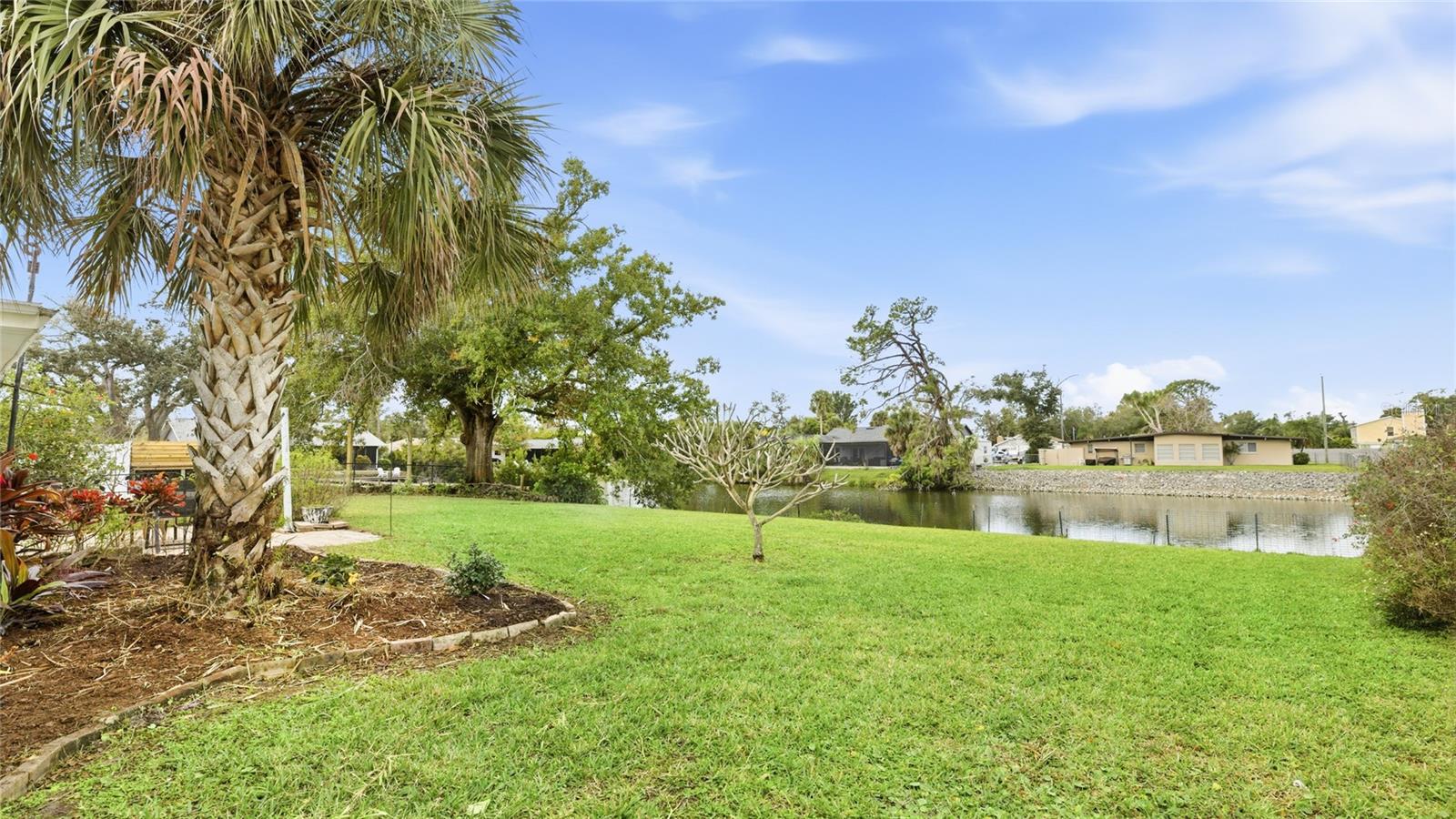 LAKE IN THE WOODS - Residential