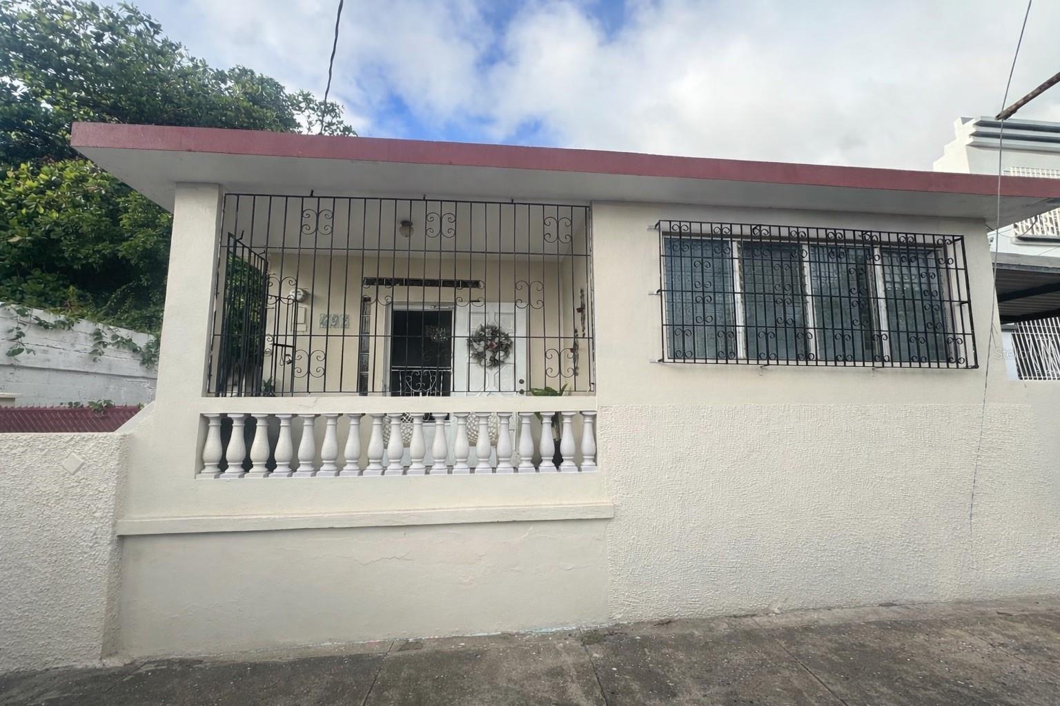 Single family home, 1 story residential property. Property is sold as Is. It has an area of 276.72 sqm (2978 sqft, 0.06Acre). The property has 4 bedrooms, 1 bathroom, living room, dining room, kitchen and a Carport for 2 cars. This property is located in the urban area of ??the municipality of Guayama, property is located in the downtown area o Guayama, close to schools, public parks, Menonita Hospital and sporting venues, among many other places of interest.