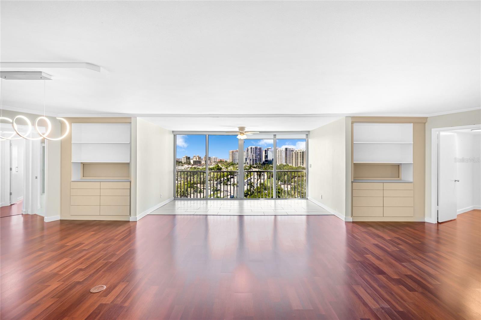 REGENCY HOUSE - Residential