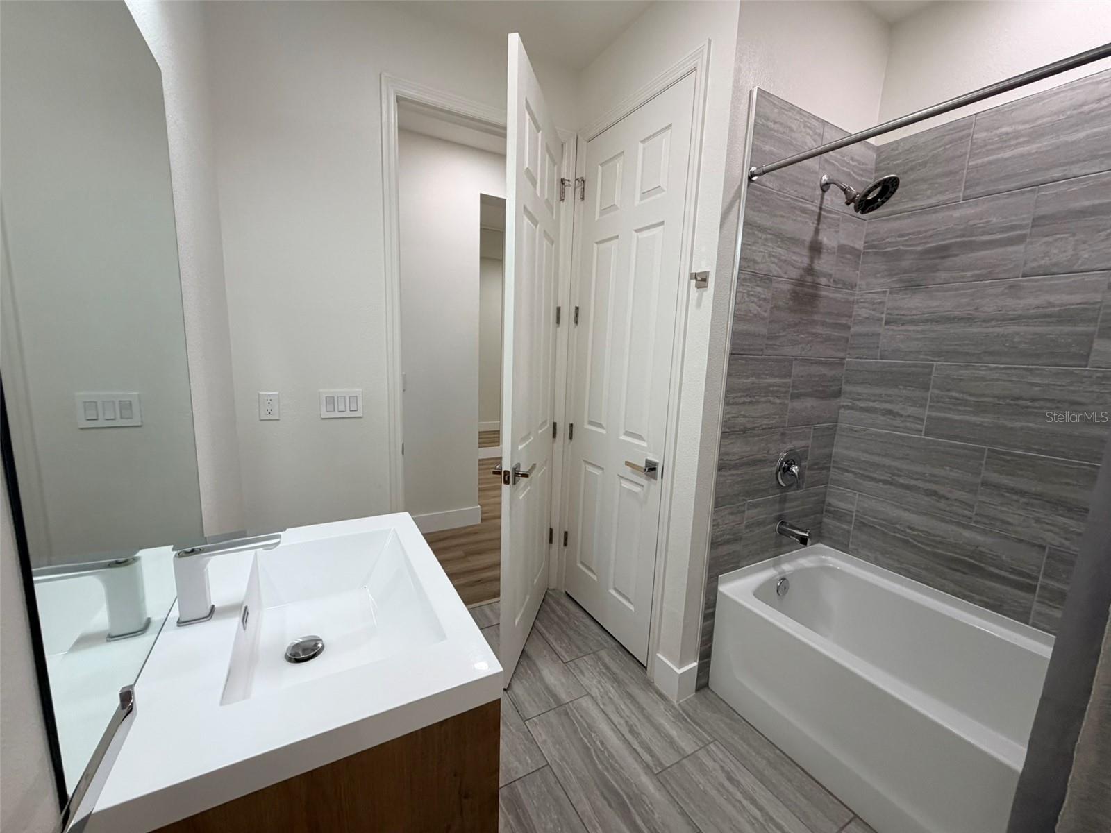 GRADY POINTE - Residential Lease