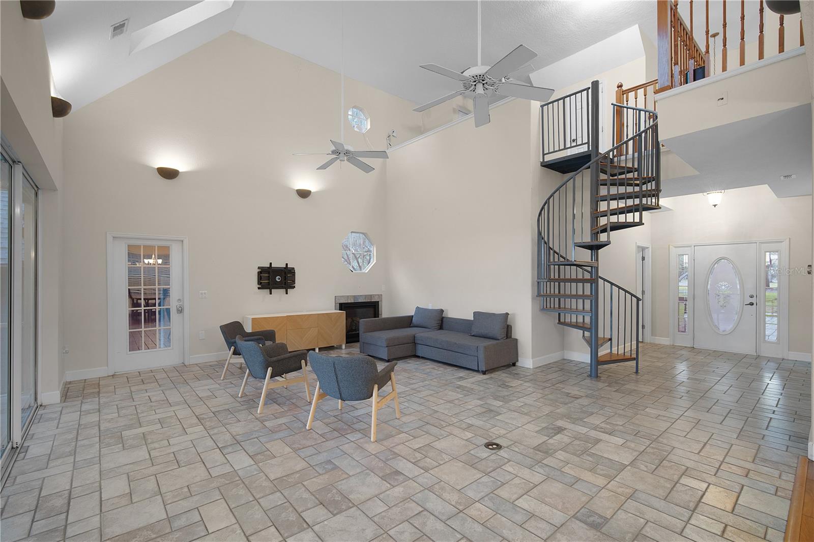 PINE OAKS - Residential