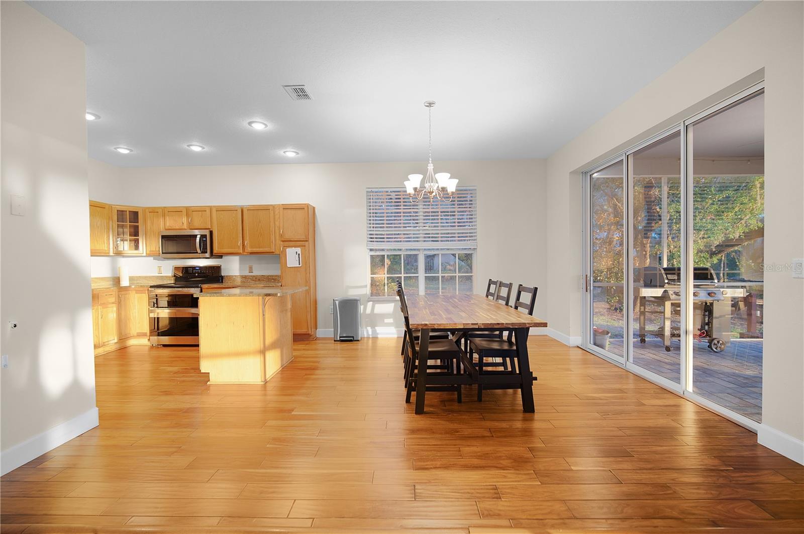 PINE OAKS - Residential