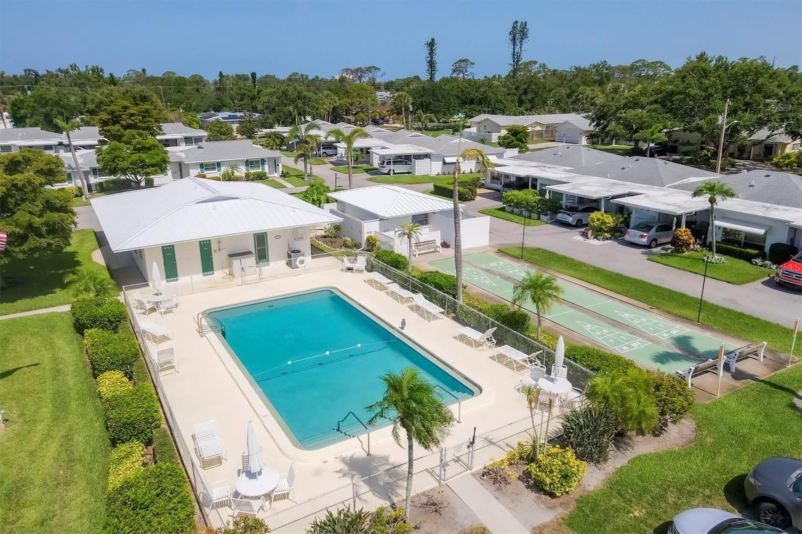 BEACH MANOR VILLAS - Residential