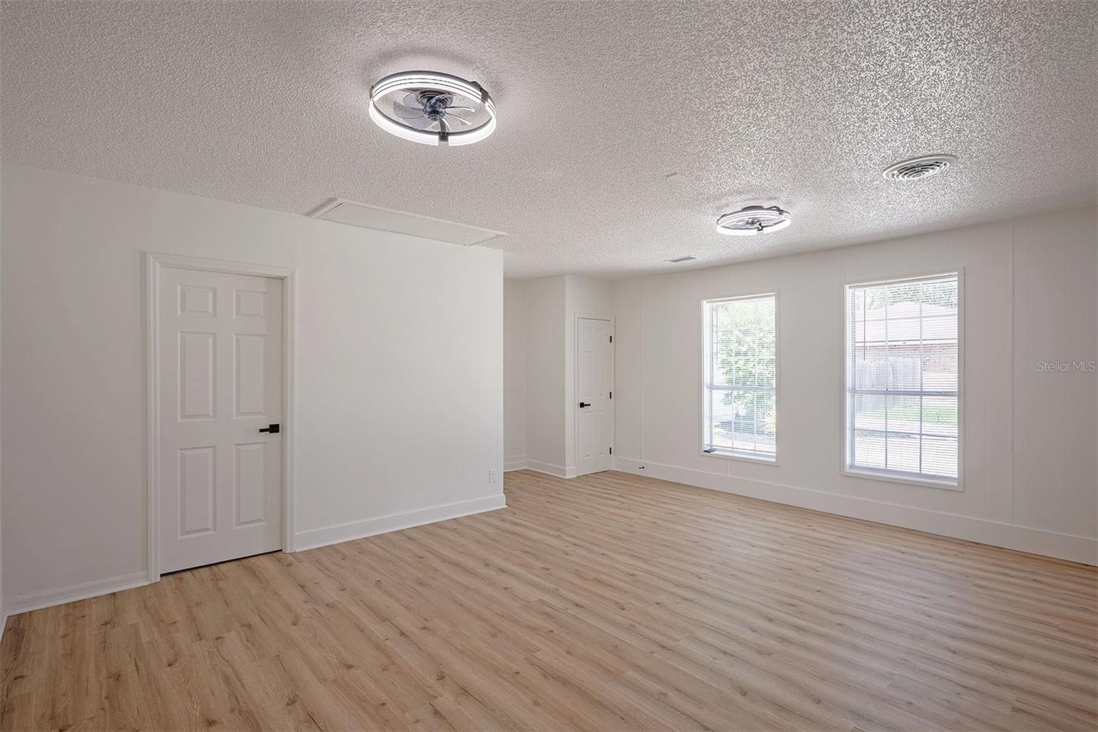 RUSSELL OAKS - Residential