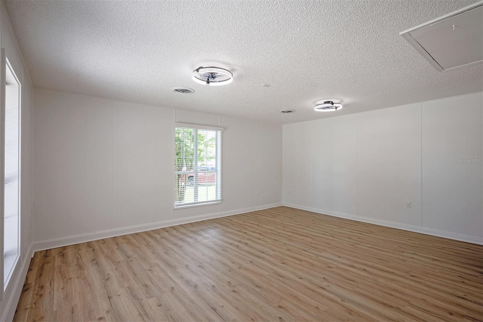 RUSSELL OAKS - Residential