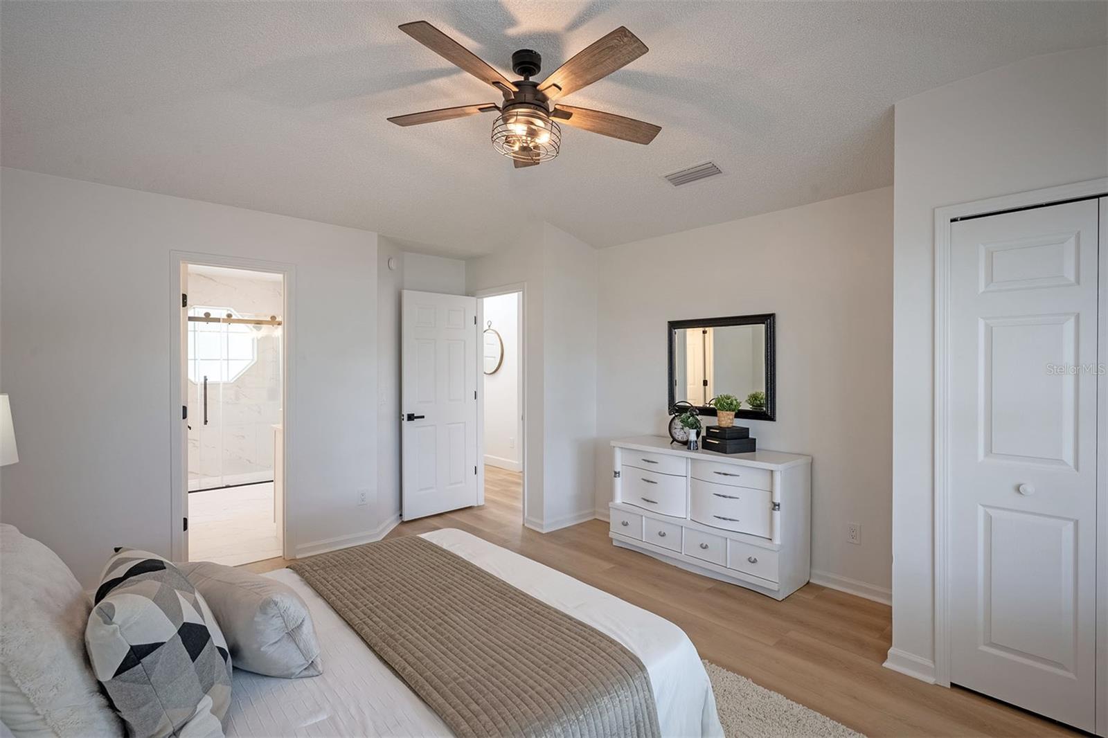 RUSSELL OAKS - Residential