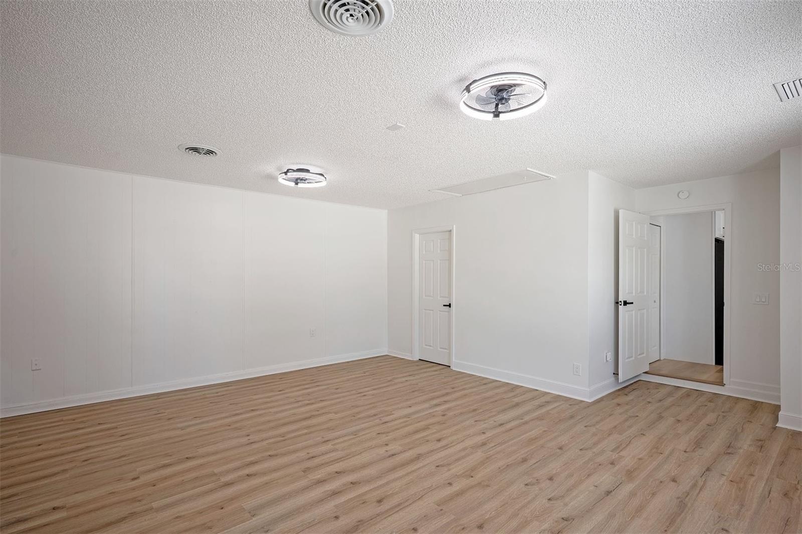 RUSSELL OAKS - Residential