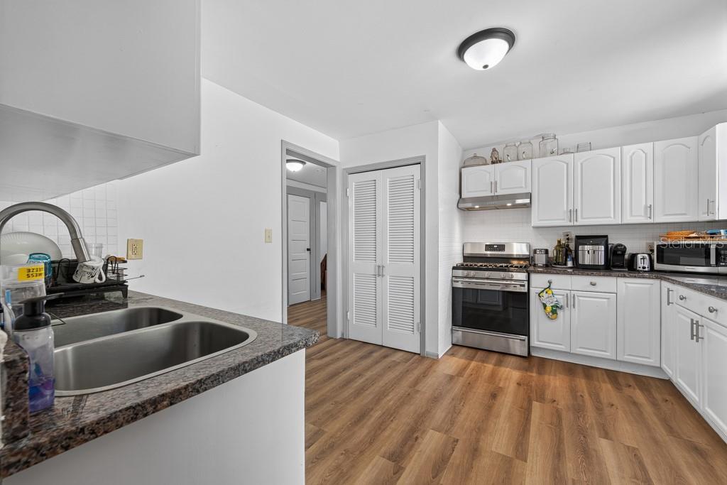 LAKEWOOD MANOR - Residential