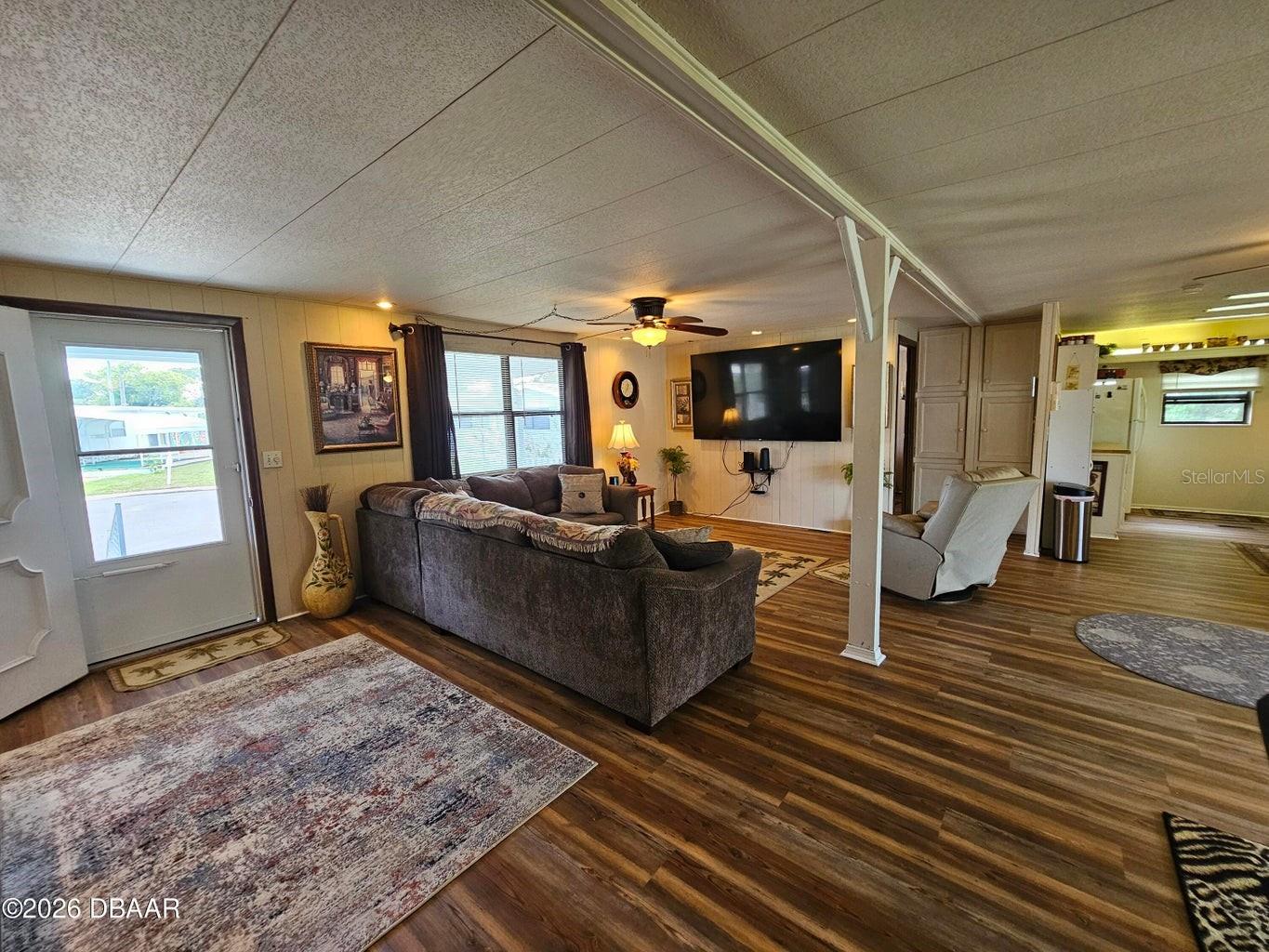COMMONWEALTH - Residential
