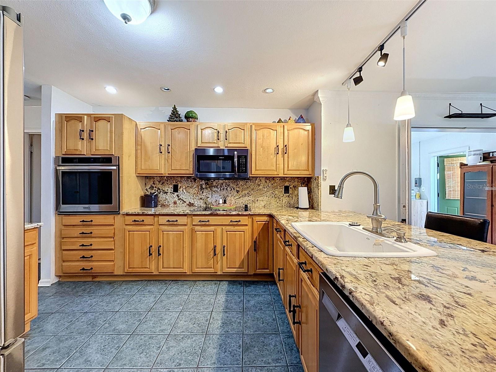 GARDEN HILL - Commercial Sale