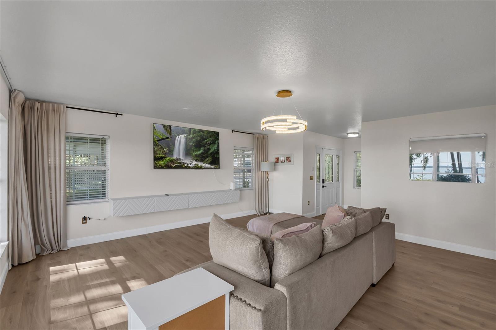 BEVERLY SHORES - Residential