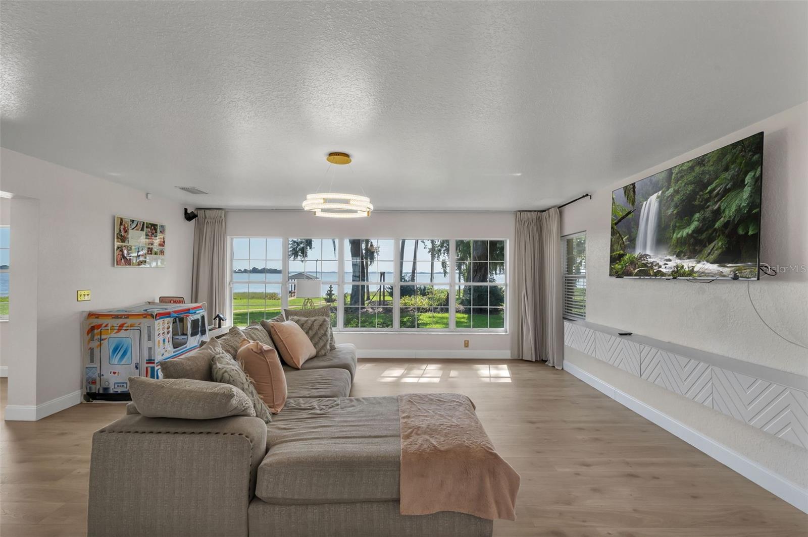 BEVERLY SHORES - Residential