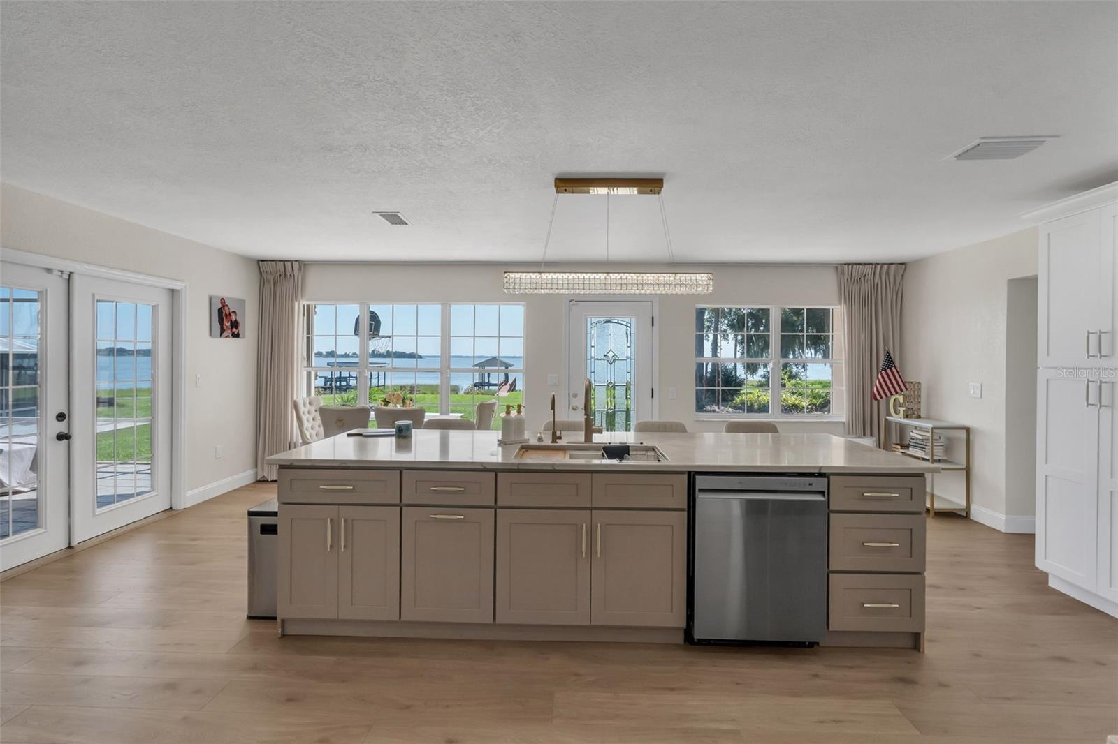 BEVERLY SHORES - Residential