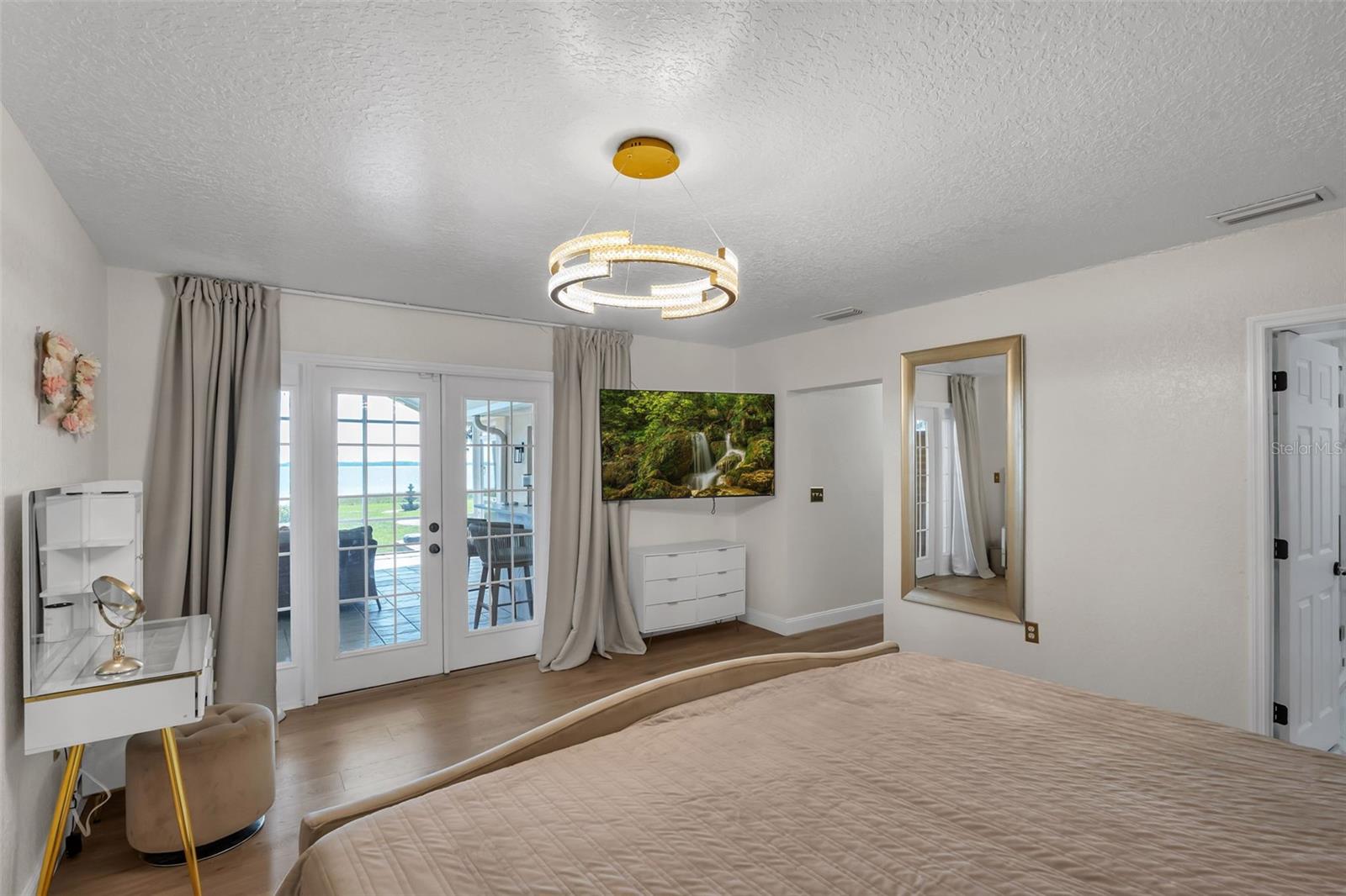 BEVERLY SHORES - Residential