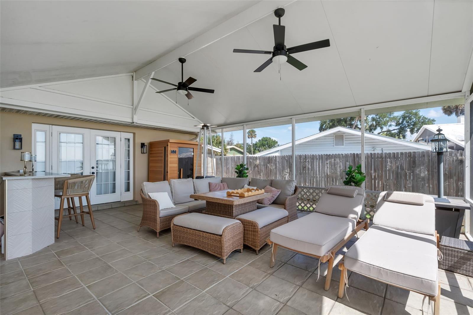 BEVERLY SHORES - Residential