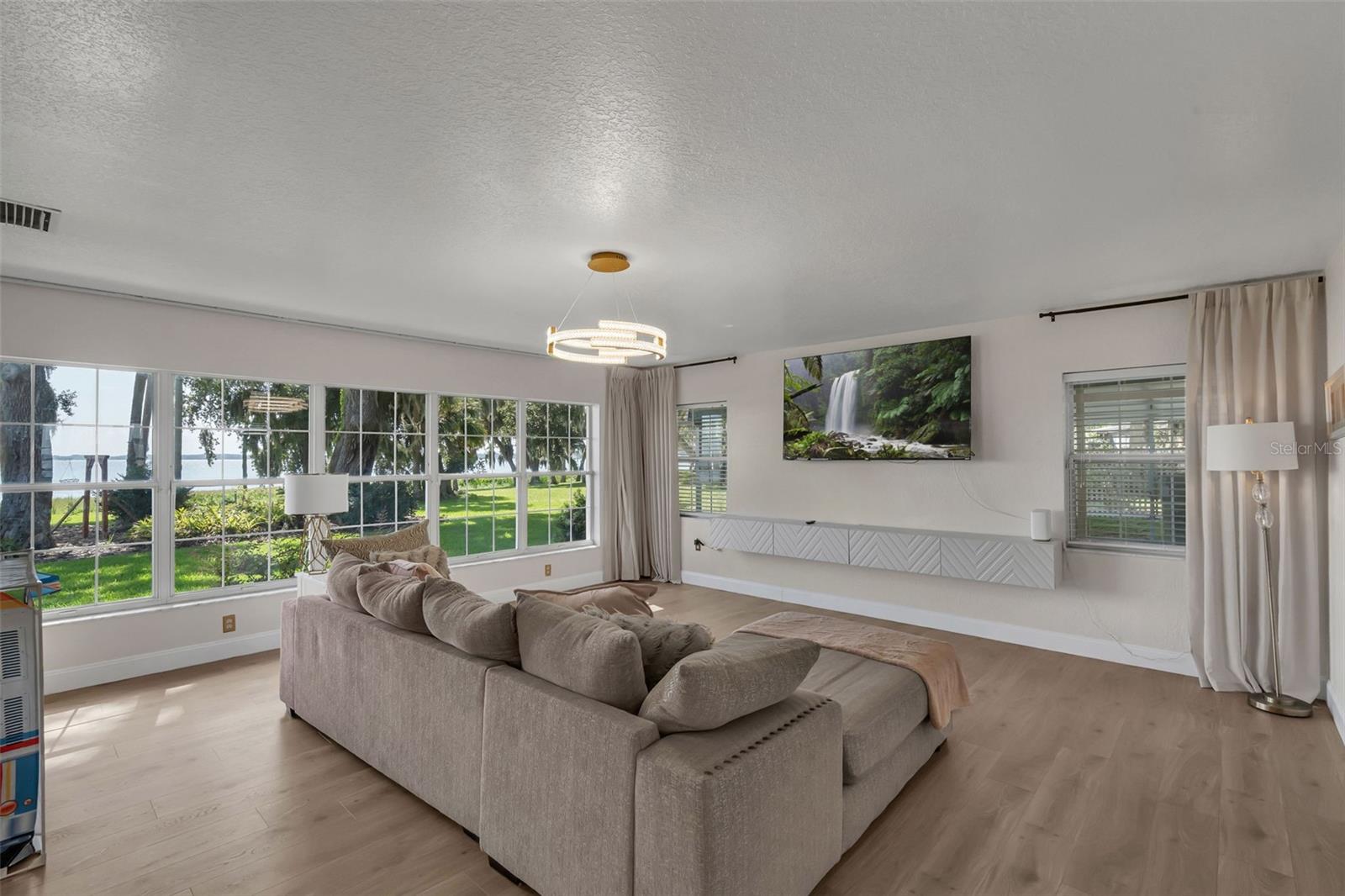 BEVERLY SHORES - Residential