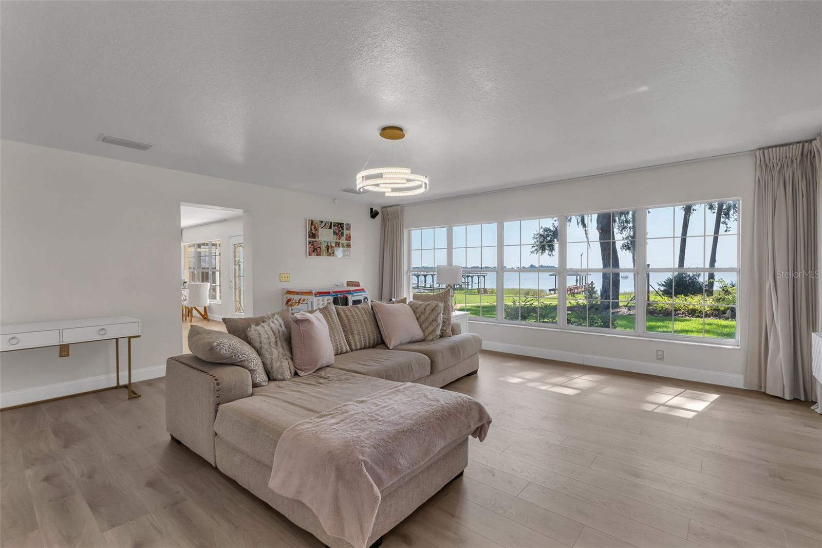BEVERLY SHORES - Residential